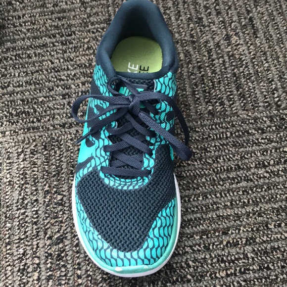 Nike Free Runs - Picture 3 of 5